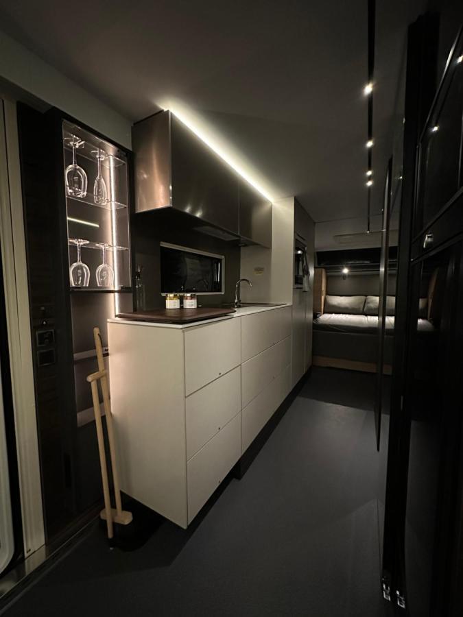 Santa'S Luxury Trailer Hotel โรวานิเอมิ ภายนอก รูปภาพ