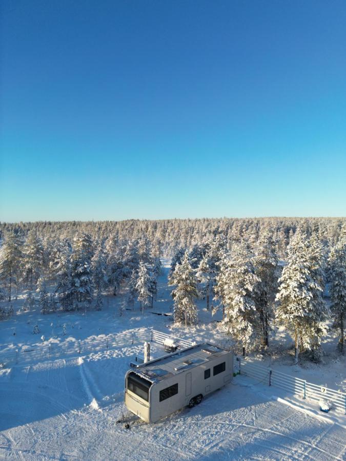 Santa'S Luxury Trailer Hotel โรวานิเอมิ ภายนอก รูปภาพ