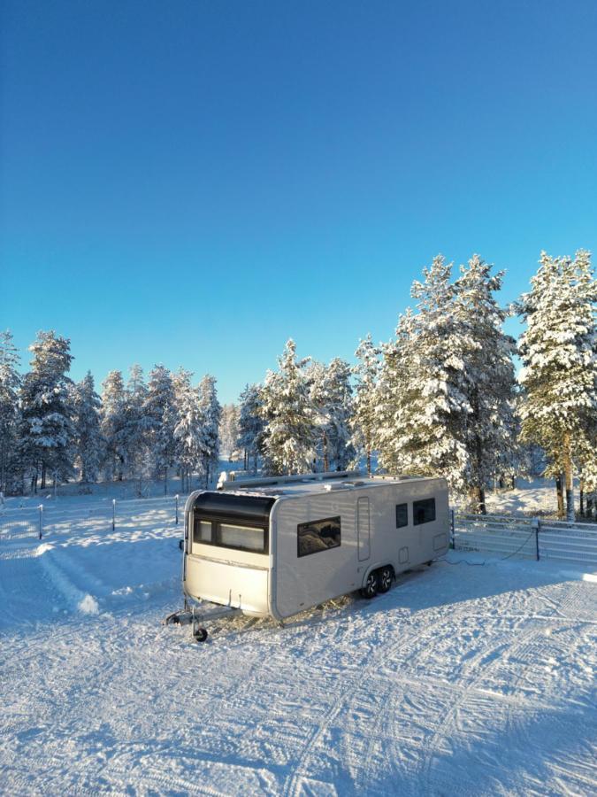 Santa'S Luxury Trailer Hotel โรวานิเอมิ ภายนอก รูปภาพ
